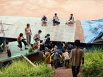 ラオス、メコン川下りのスローボートを下船